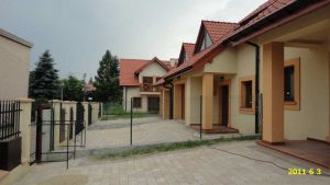 Dom z balkonem