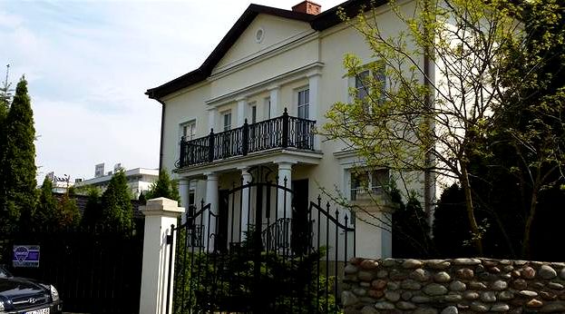 Dom z balkonem