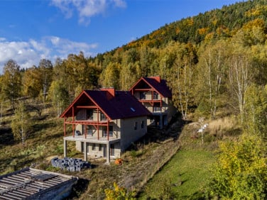 Dom z balkonem