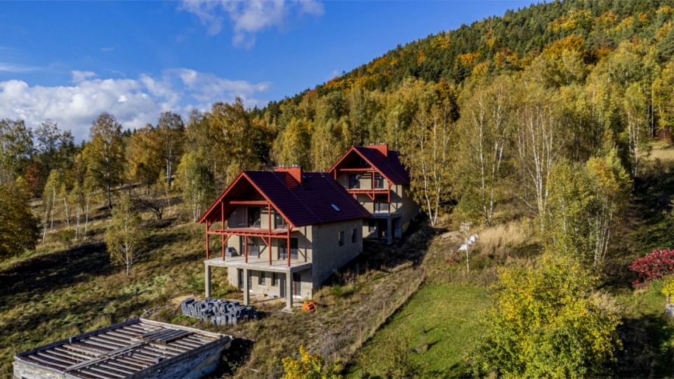 Dom z balkonem