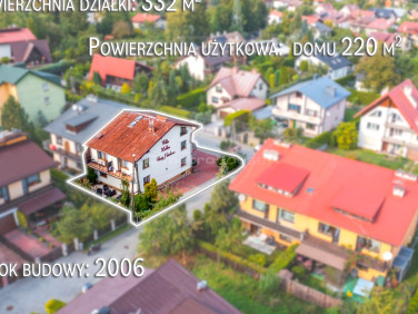 Dom z balkonem