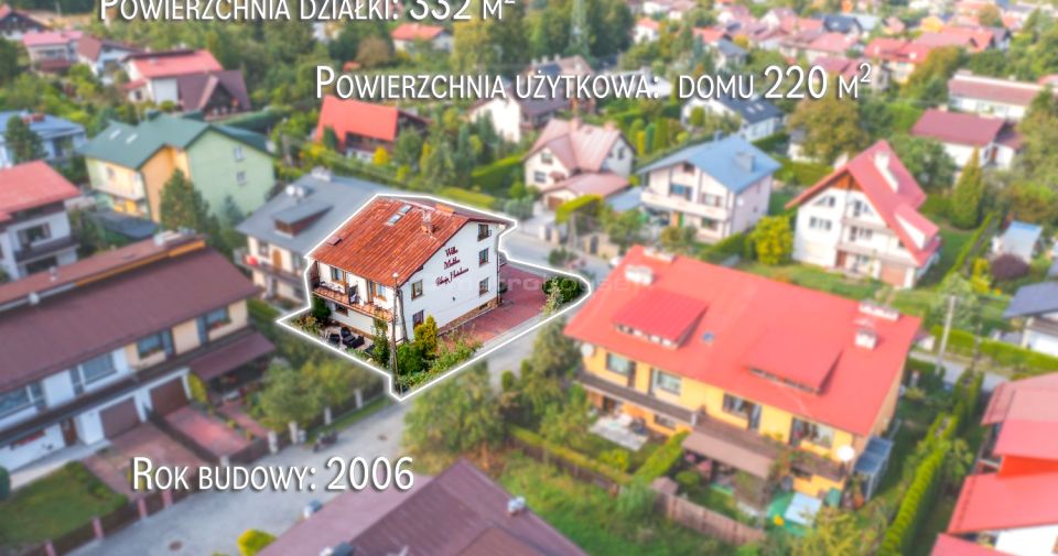 Dom z balkonem