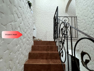 Dom z balkonem