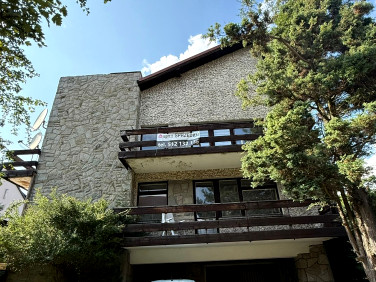 Dom z balkonem