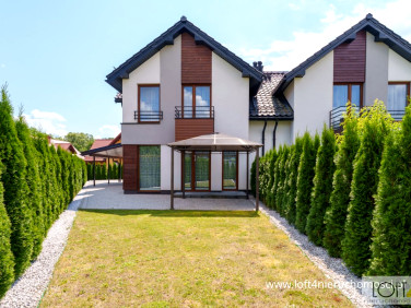 Dom z balkonem