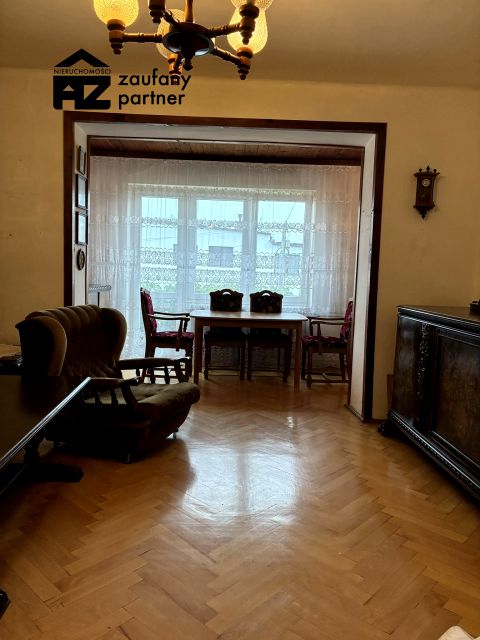 Dom z balkonem