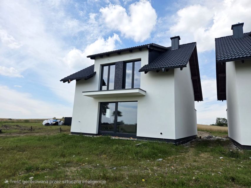 Dom z balkonem