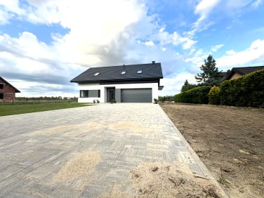 Dom z balkonem