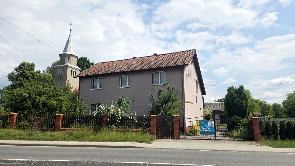Dom z balkonem