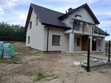 Dom z balkonem