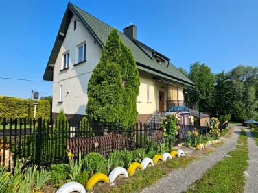 Dom z balkonem