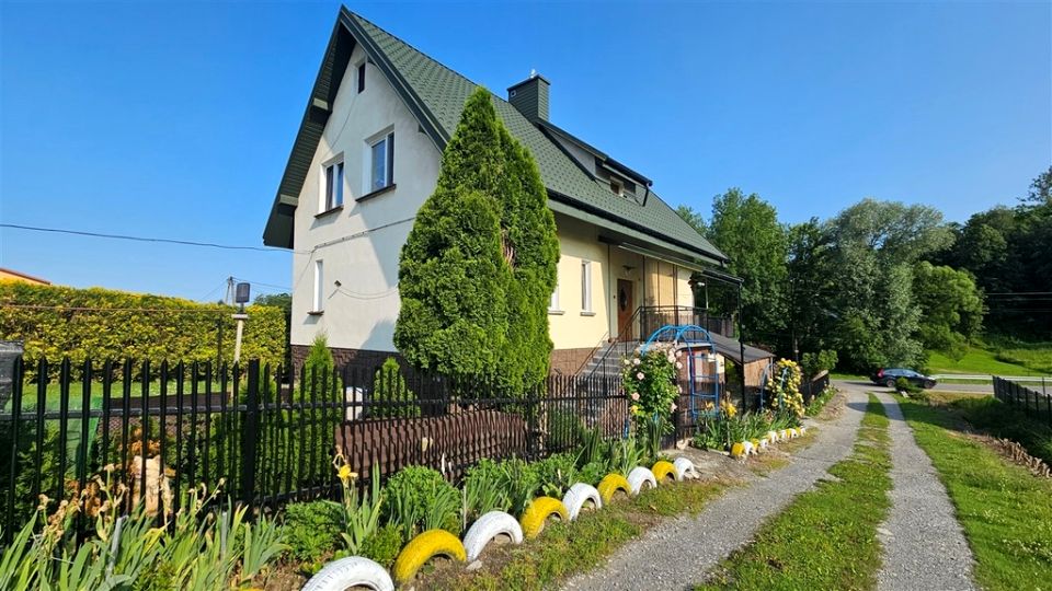 Dom z balkonem