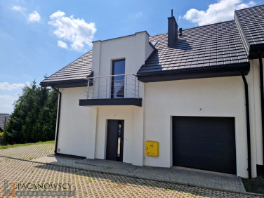 Dom z balkonem