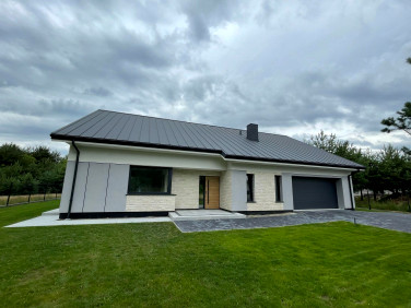 Dom z balkonem