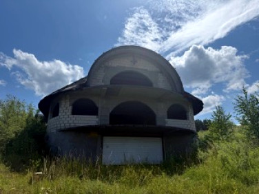 Dom z balkonem
