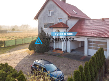 Dom z balkonem