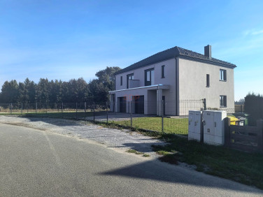 Dom z balkonem