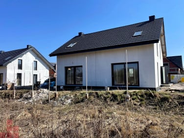 Dom z balkonem