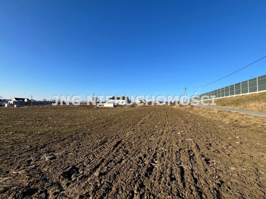 Pusta działka Skrzynki