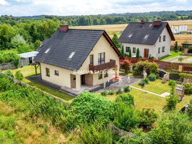Dom z balkonem