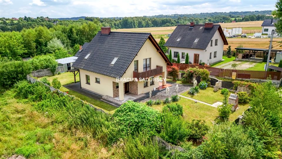 Dom z balkonem