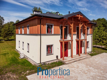 Dom z balkonem