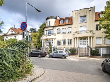 Dom z balkonem