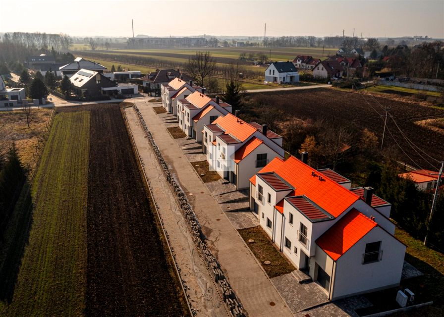 Dom z balkonem