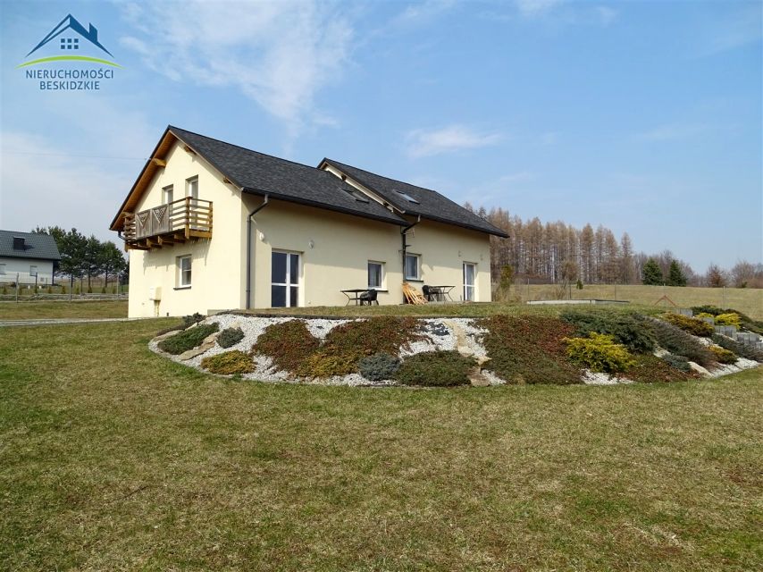 Dom z balkonem