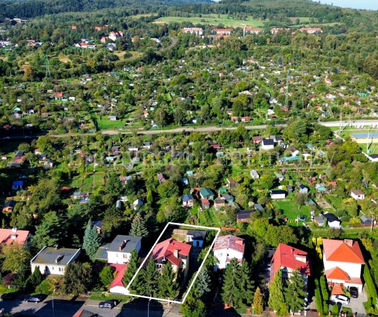 Dom z balkonem