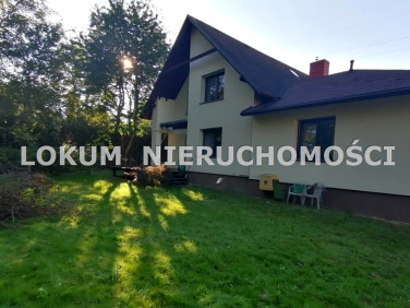 Dom z balkonem