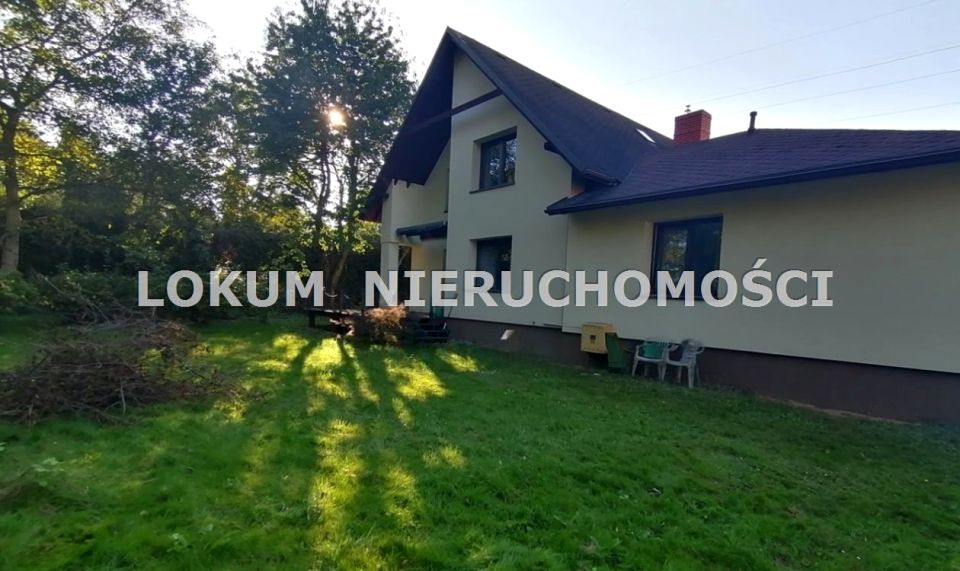 Dom z balkonem