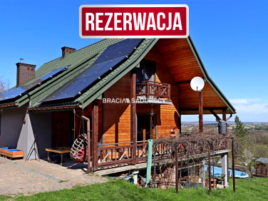 Dom z balkonem