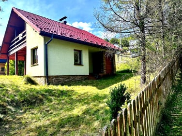 Dom z balkonem