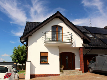 Dom z balkonem