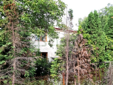 Dom z balkonem