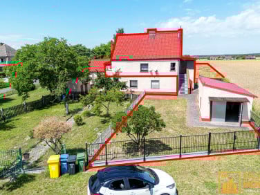 Dom z balkonem