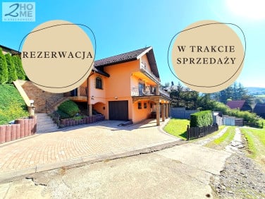 Dom z balkonem