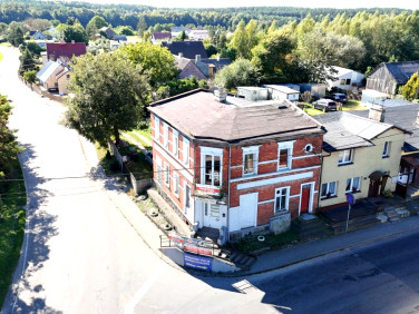 Dom z balkonem