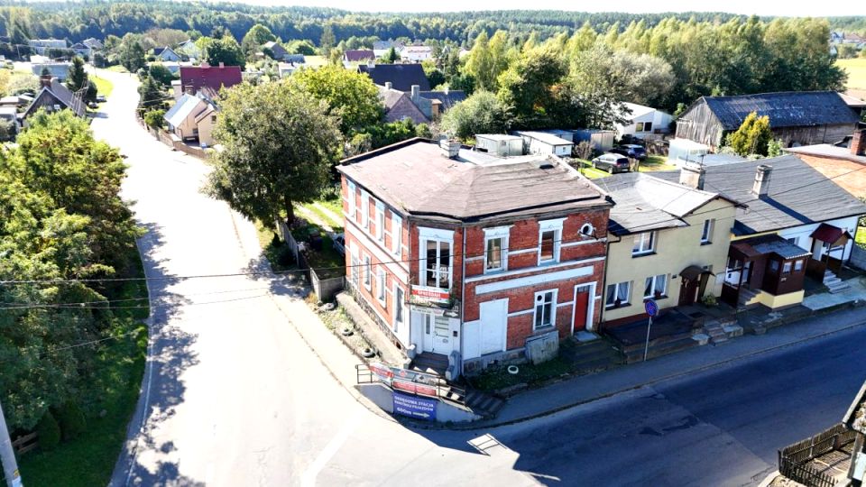 Dom z balkonem