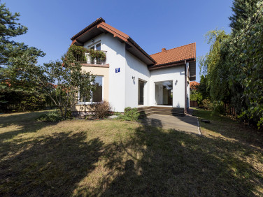Dom z balkonem