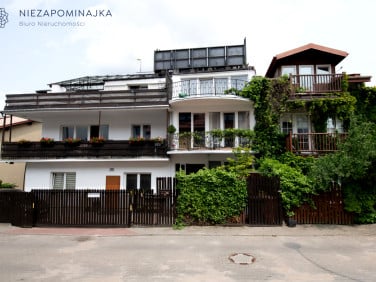 Dom z balkonem