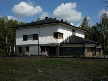 Dom z balkonem