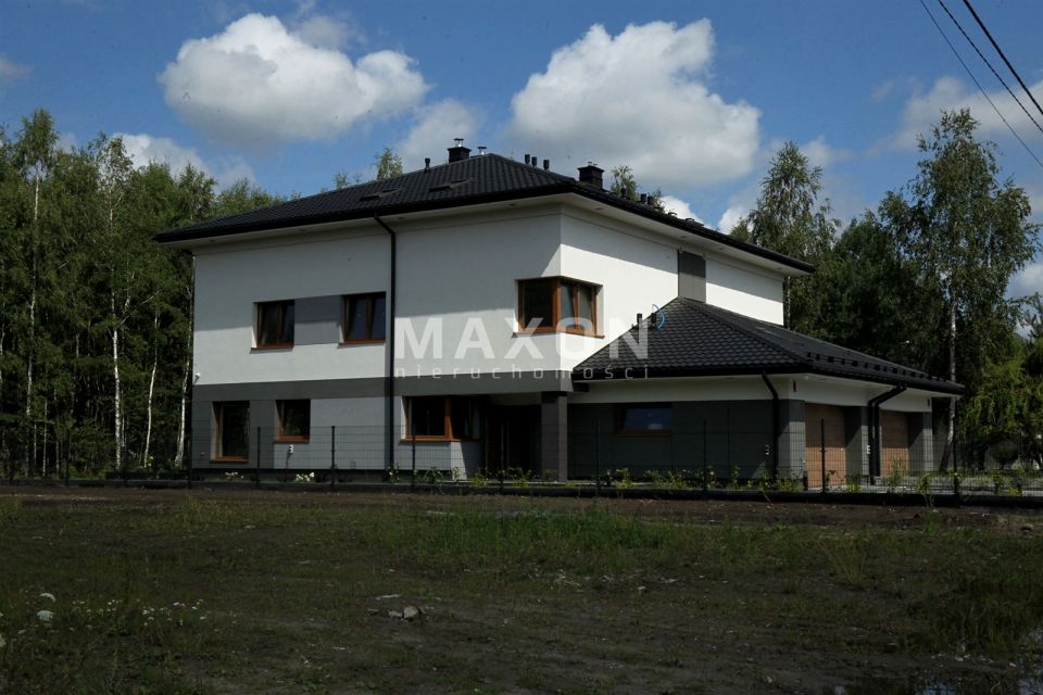 Dom z balkonem