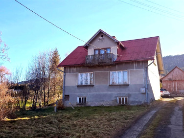 Dom z balkonem