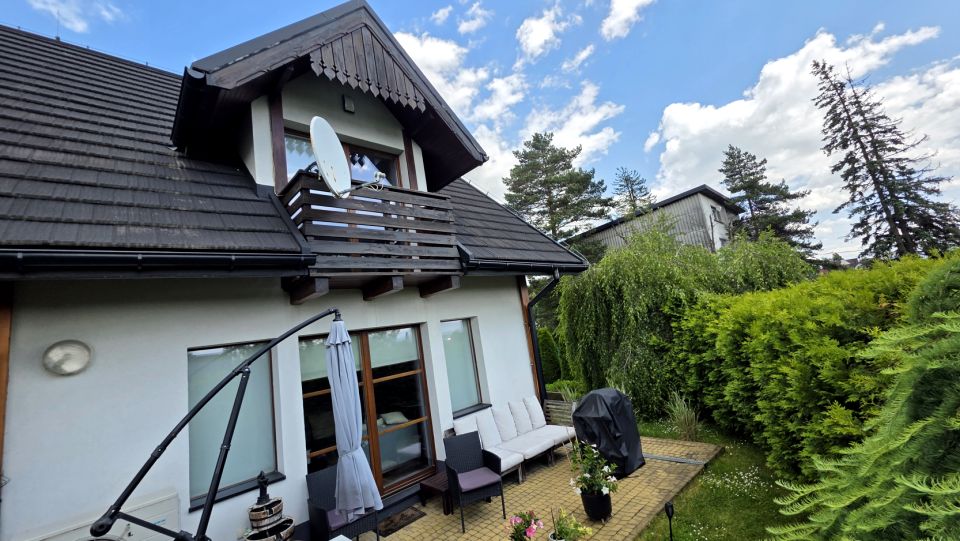 Dom z balkonem