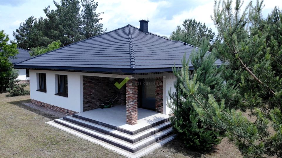 Dom z balkonem