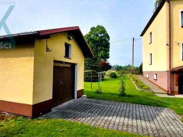 Dom z balkonem