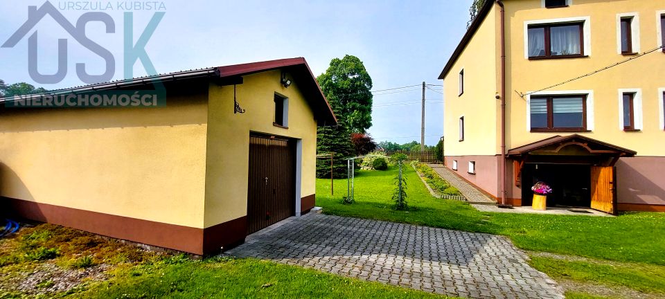 Dom z balkonem