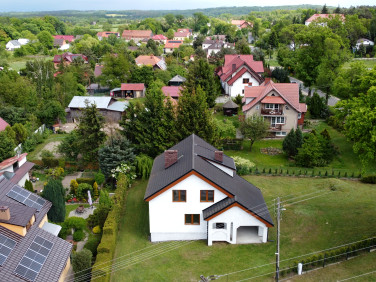 Dom z balkonem